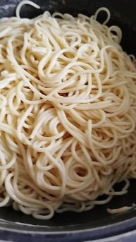 Спагетти с куриными котлетами.