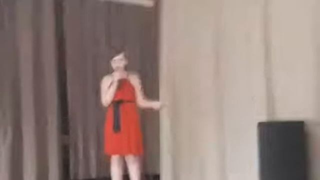 Я выступаю в школе.