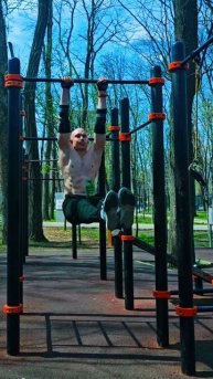 Уголок на турнике с усложнением #nogymworkout #спорт #sports #calisthenics #shorts