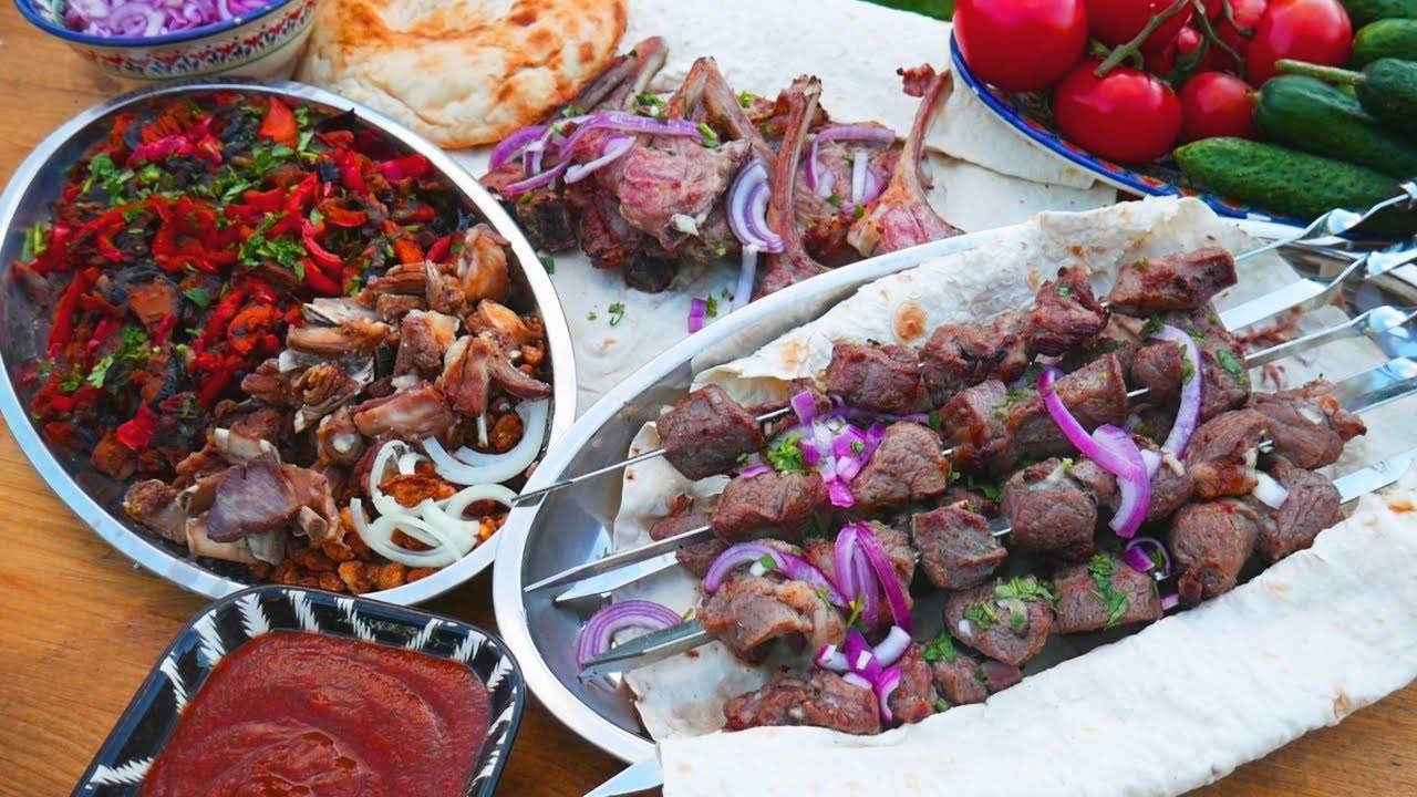 Захотелось баранины. Шашлык, Семечки из ребрышек, Корейка на углях, Аджапсандал. Ассорти на стол.
