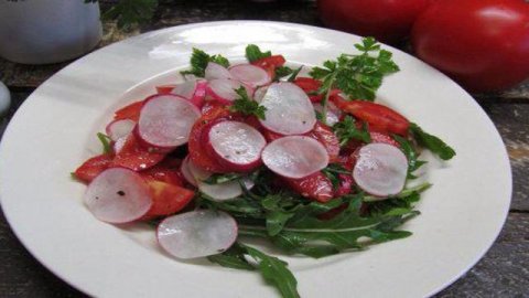 Салат с рукколой и редисом