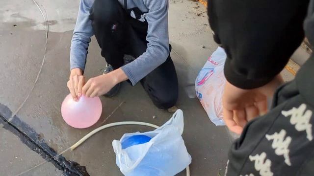 Взрываем 10 шариков с водой разными способами.