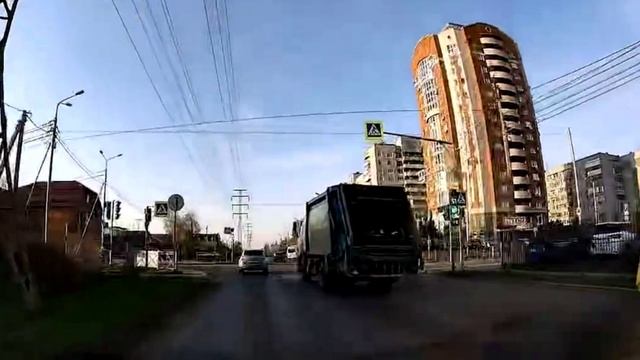 Мусоровоз не даёт проехать прямо