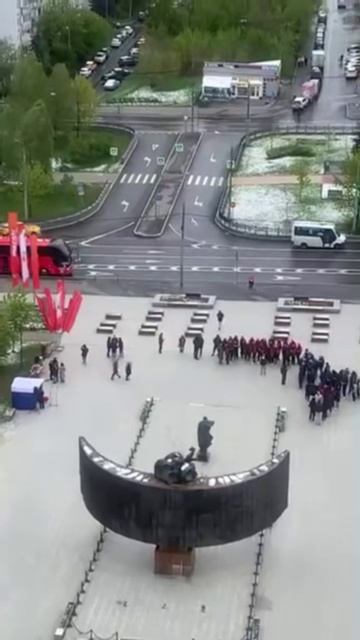 На площади Защитников Неба в Крылатском проходит памятное мероприятие по возложению цветов