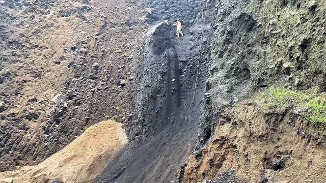 Строительство, шахтёр собирает песок на стенах карьера, очередной обзор