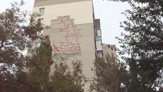 Рисунки на стенах домов Корабль на волнах