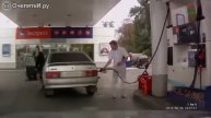 Женщины заправляют свои авто
