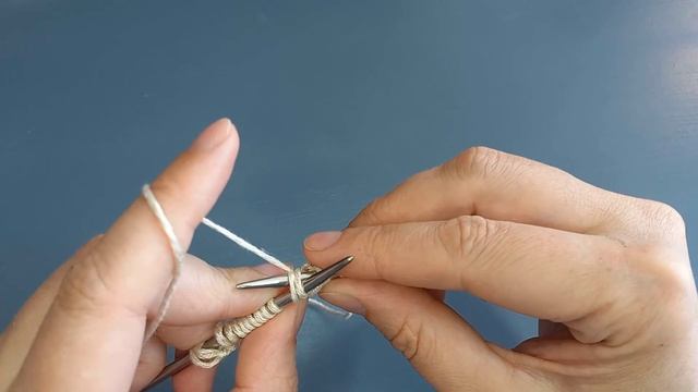 Всего 3 петли и 1 ряд. Простой, но эффектный узор спицами