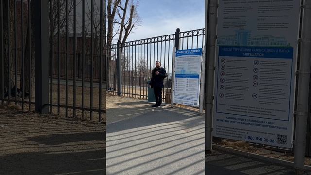 Сначала не пустил, а потом помог!