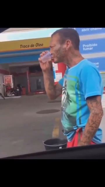 Мужик пьёт бензин