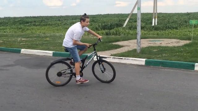 Трюки на обычном, не предназначенном для трюков, велосипеде