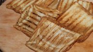 Тосты с хамоном, грибами и зеленым салатом