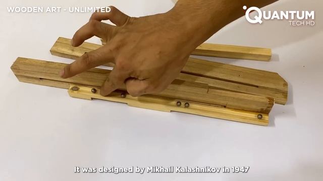Человек создает классические рогатки из винтовок