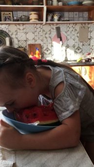 Аделюша жрёт арбуз!))