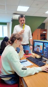Очень занятые сотрудники отдела ВЭД компании A-Mikron
