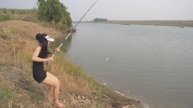 Завидуют рыбаки Юная девушка еле выудила 2 больших рыбины Женская рыбалка поплавок прикорм Интересн