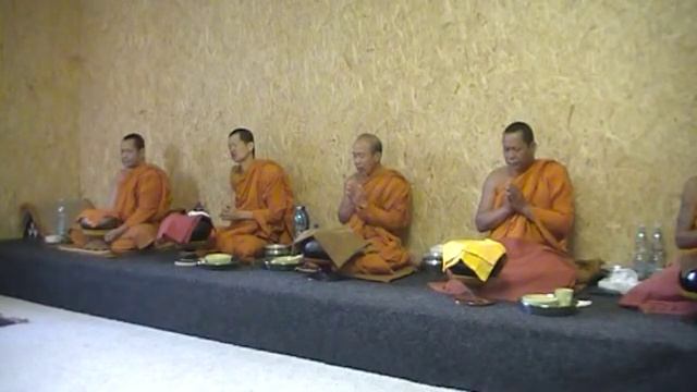 Утренняя молитва тайских монахов (Тхеравада)