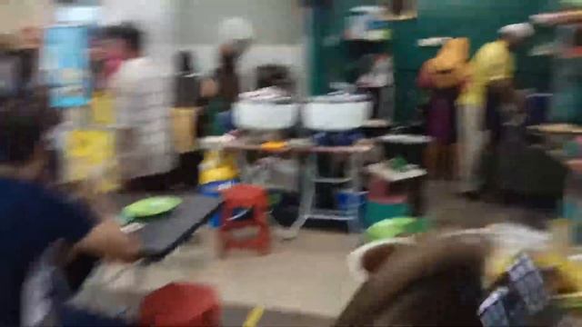 Завтрак на автовокзале перед поездкой Национальный парк Пенанга. Королевство Малайзия.