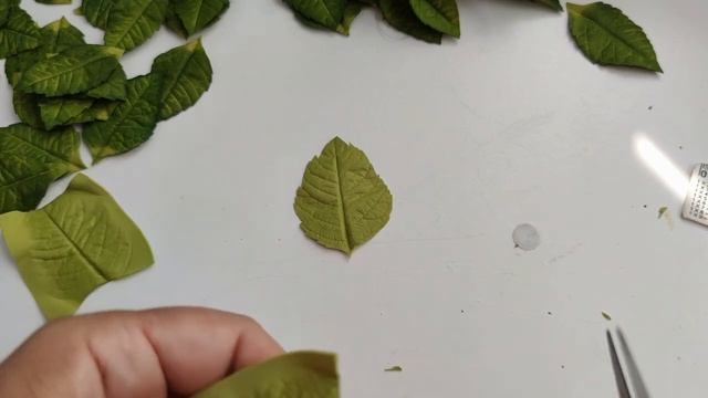 🌺DIY🌺 Яскраві листочки із фоамірану/ Вирізаємо зубчиками /Тонуємо