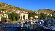Балаклава в июне пышет жаром и ждёт туристов. Море, горы, руины крепости и волшебный закат. 2024.