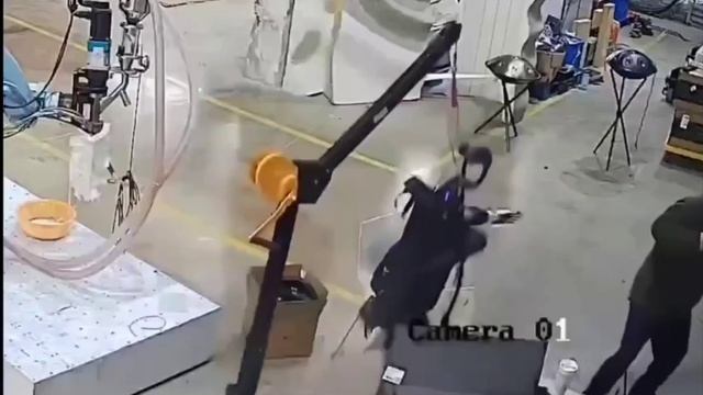 В Китае робот внезапно решил накинуться на инженеров прямо во время тестирования.
#НАНТаLIVE