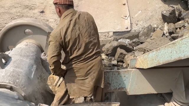 Строительство, дробление щебёнки