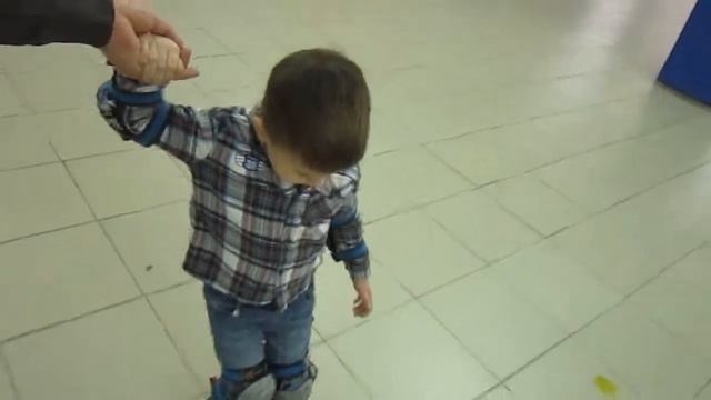 Вадим впервые катается на роликах.Гуляем на Площади.Гоняем голубей.