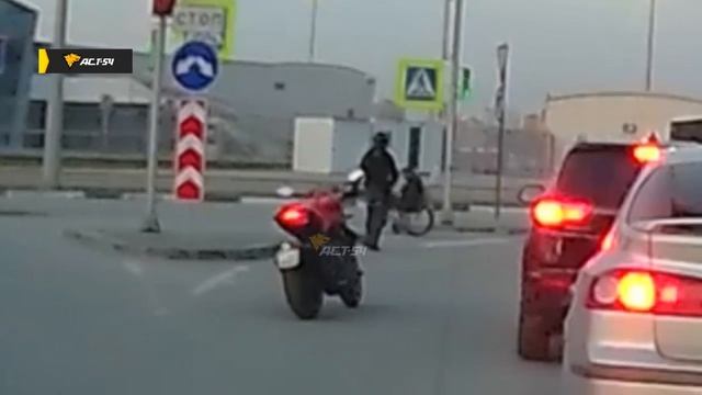 Мотоциклист помог пешеходу на инвалидной коляске перейти дорогу около «Сибирь-Арены». Новосибирск