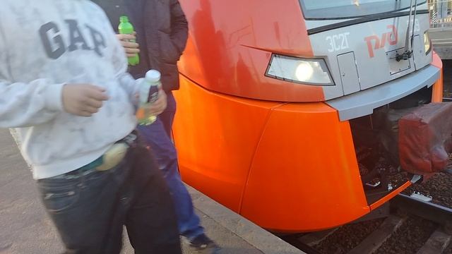 Электропоезд Ласточка ЭС2Г-239 Сообщением С.Петербург-Вел.Новгород Отправляется с платформы Колпино