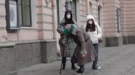 Притворился бабушкой | Пранк | Scared | Prank | Pretended to be a granny prank | Girls prank