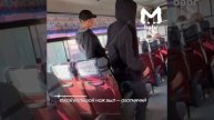 В Иркутске подростки напали с ножом на водителя автобуса, защищавшего салон от вандалов