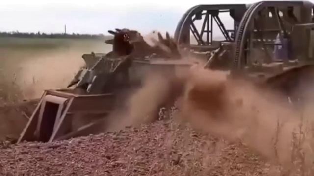БТМ-3 — это советская быстроходная траншейная машина.
