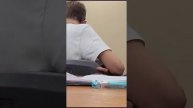 ест бумагу на уроке,учитель ходит по классу #баги умана #у #к #е #новости