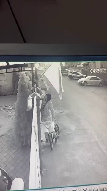 Молодой человек решил присвоить себе флаг.  Возможно, кто-то узнает этого героя и даже сообщит ему о