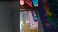 Рики и уборка как она убирается у себя в комнате и у Софы в столе