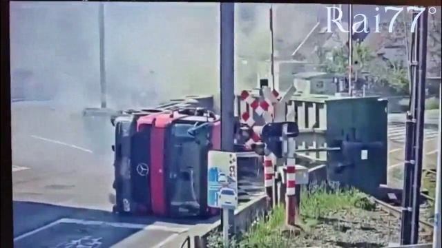 Большегруз перевернулся, задев кузовом электрокабель
