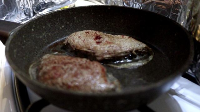 (18+) Первомай со вкусом: стейки, дым и чача // Рецепт катастрофы: как не надо жарить стейки