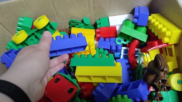 играем и собираем из кубиков детского конструктора