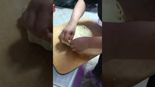 Пирог лук зелёный и домашние сыр