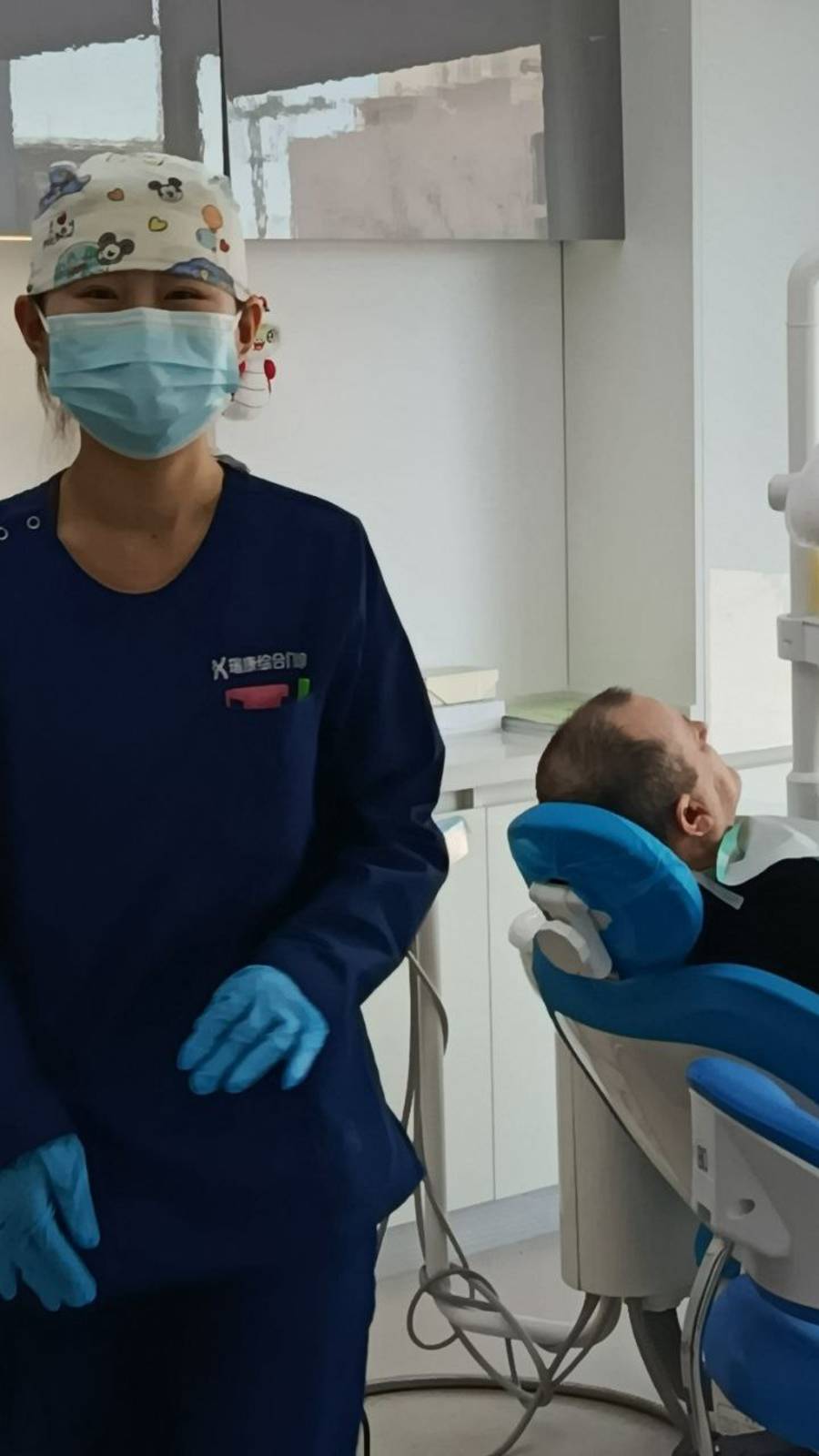 Ассистент Вон провожает пациента