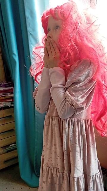 Включила свет из далека,(нажала включатель из далека).