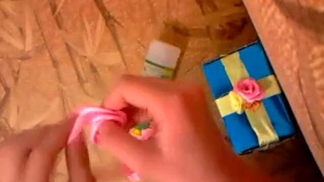 Розы для украшения из ленточек.