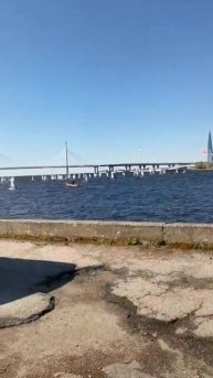 Первого мая в Санкт-Петербурге ясная и тёплая погода,что делает парусную регату настоящим праздником