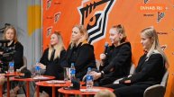 «Амурские тигрицы» встретились с болельщиками в хабаровском ТЦ