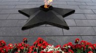 Представители КНДР прилетели во Владивосток и возложили цветы к Вечному огню