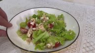 САЛАТ С КОНСЕРВИРОВАННОЙ ГОРБУШЕЙ И ЛИСТЬЯМИ САЛАТА