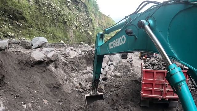 Строительство, экскаватор копает песок, очередной обзор