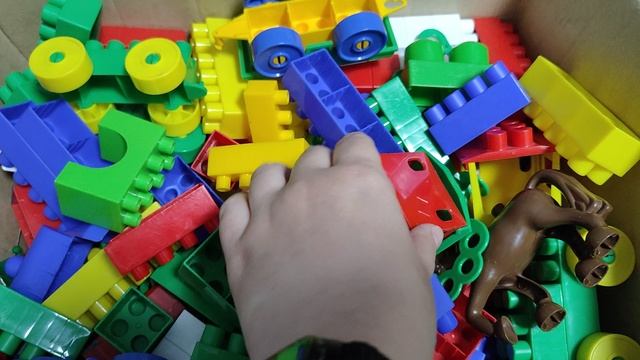 играем в детский конструктор с кубиками
