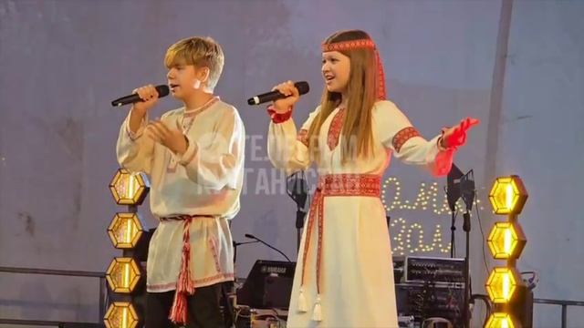 Концерт уже во всю идет на Троицкой площади