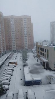 Чудесна погода 2 мая, в Москве кругом замело снегом.